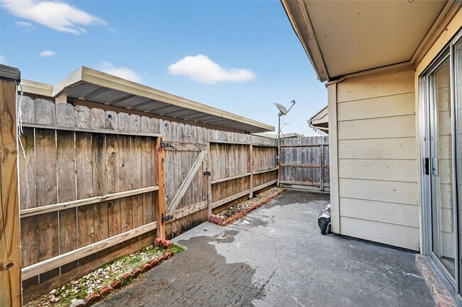 Building Photo - 14734 Perthshire Rd