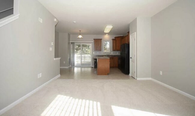 Building Photo - Beautiful End-Unit Townhome in Tanyard Spr...