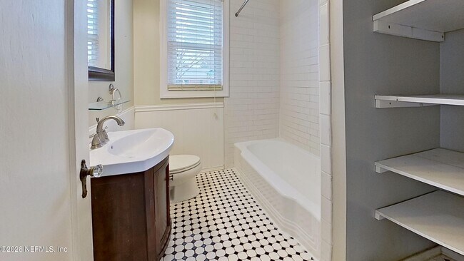 Building Photo - 2151 Traymore Rd