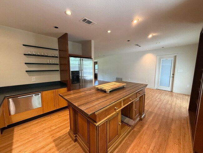Building Photo - 303 Interbay Ave