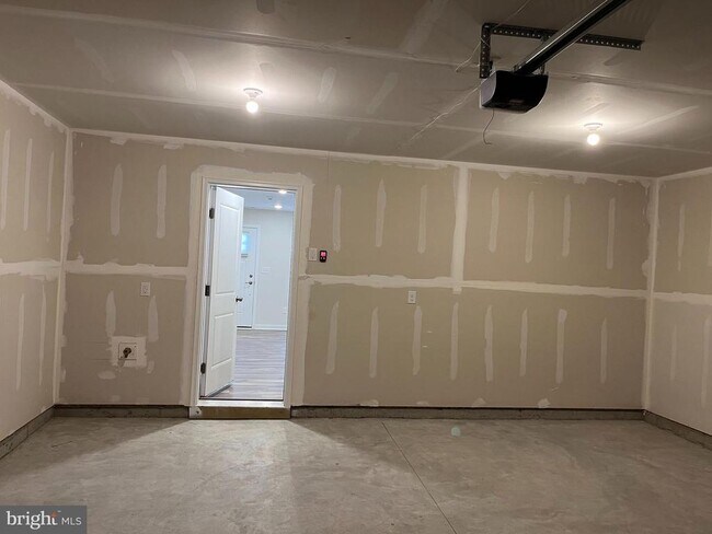 Building Photo - 37 E Front St