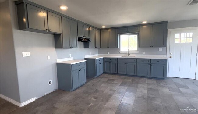 Building Photo - 8 Champion Dr