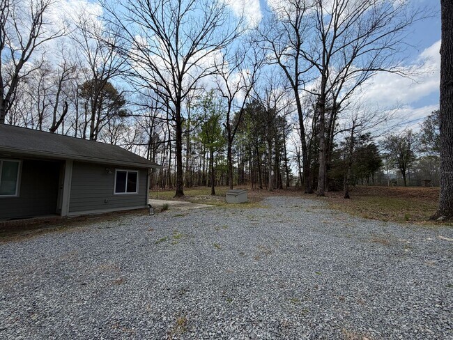 Building Photo - Charming 4/2.5 House in Armuchee- $1,995