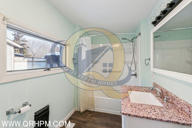 Building Photo - 2040 Linden St