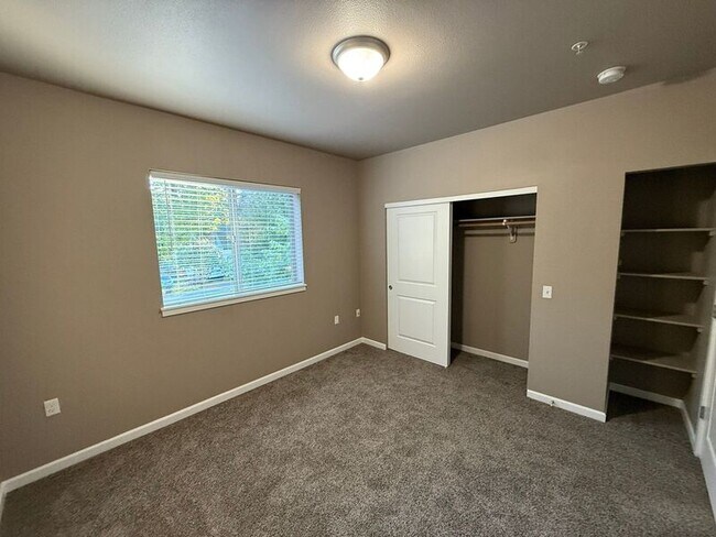 Building Photo - 4255 Hawthorne Ave NE