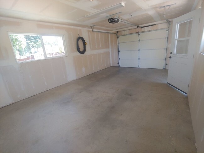 Building Photo - Lakeport location for retn!!