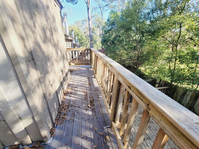 Building Photo - MIDTOWN 2/2.5 w/ Large Fenced Yard, Deck, Washer/Dryer, & Huge Bedrooms! Avail NOW for $1495/month!