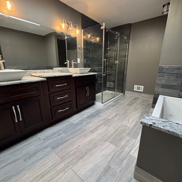 Main bathroom - 15183 Raphael Ter