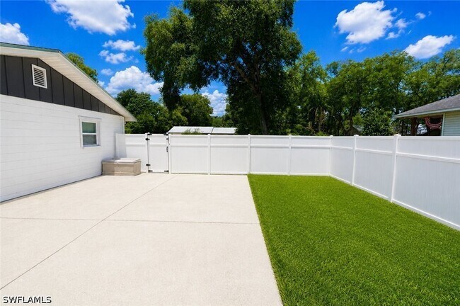 Building Photo - 655 Pointview Rd