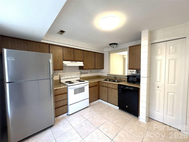 Building Photo - 9620 Vinca Cir