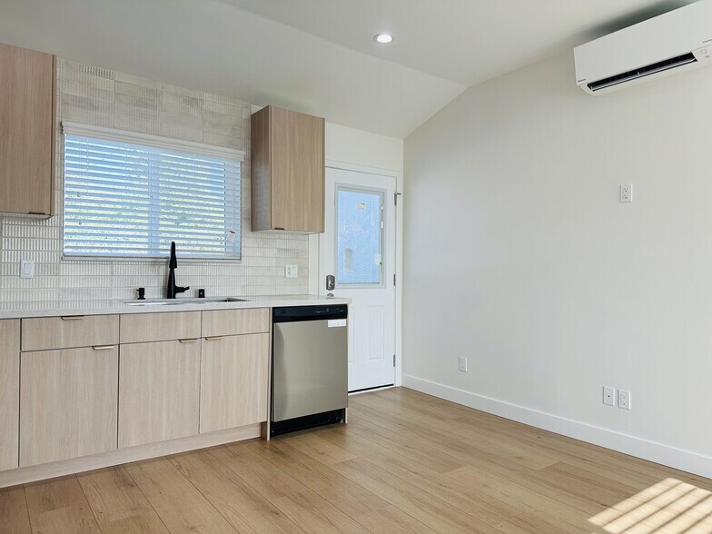 Building Photo - 2557 W Ave 31