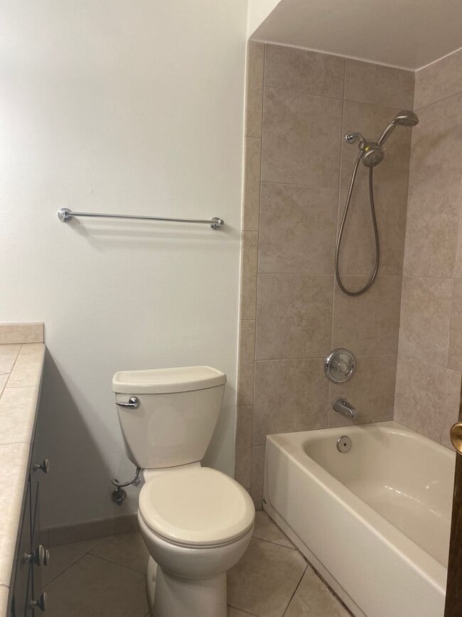 Building Photo - 2101 Shoreline Dr