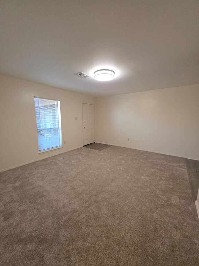 Building Photo - 1009-1023 W. 12TH