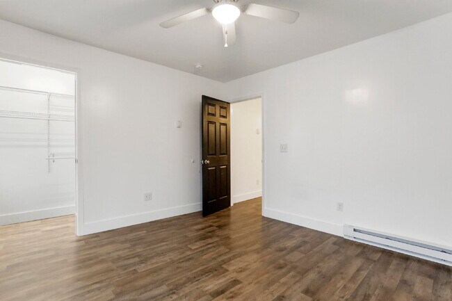 Building Photo - Welcome home to this newly renovated 2 bedroom top floor apartment
