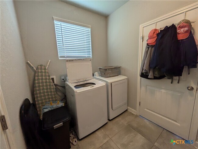 Building Photo - 892 Maple Dr