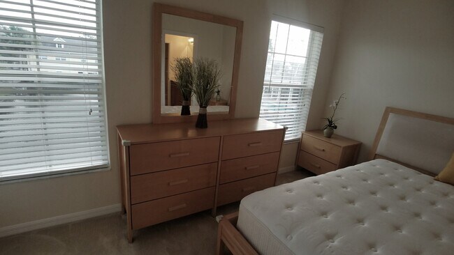 Building Photo - Beautiful Furnished 2/2.5  Pool View Condo x Rent Close to Universities.