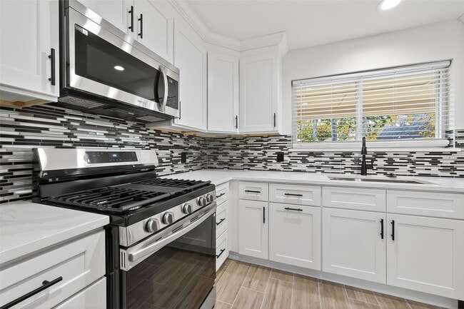 Building Photo - 16115 Little Cypress Ln