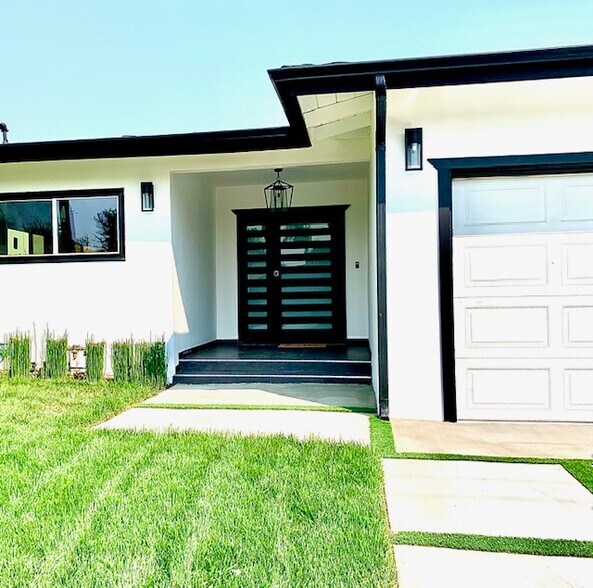 Building Photo - 5630 Vantage Ave