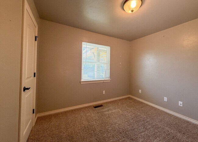 Building Photo - 5 Bedrooms | 3 Bathrooms | 2 Car Garage | Moore Schools