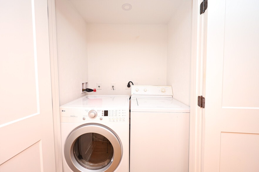 Building Photo - 85 Oak St