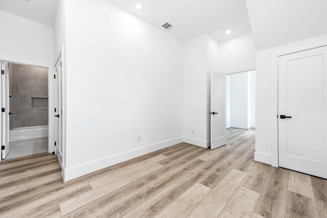 Building Photo - 313 N Nagle St