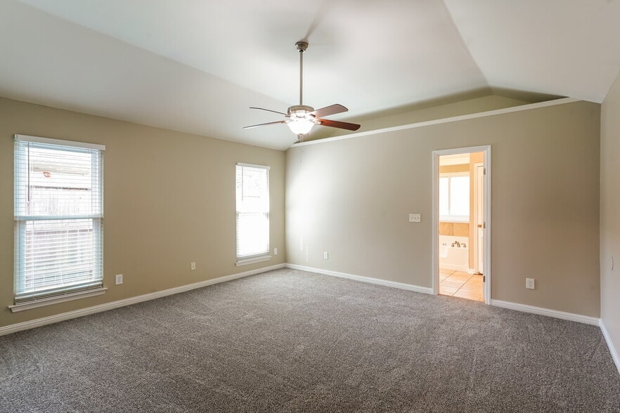 Building Photo - 5033 Singing Hills Dr