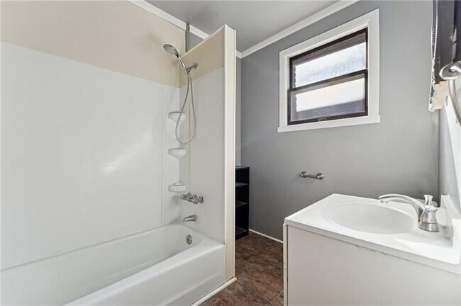 Building Photo - 1250 Blackadore Ave