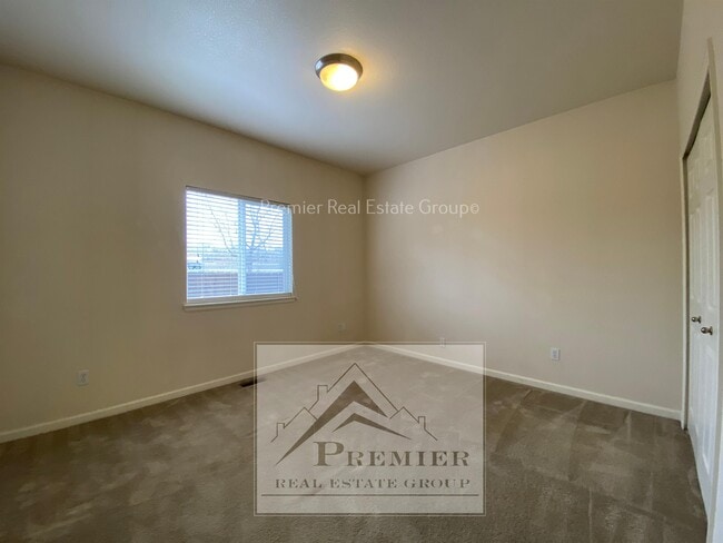 Building Photo - 9385 Trailside View