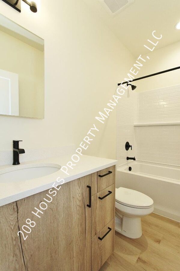 Building Photo - Immaculate Apartment w/2 Master Suites *75...