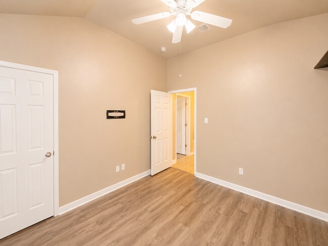 Building Photo - 8121 Fieldstone Dr
