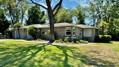 Building Photo - NEWLY RENOVATED 3 BED, 3 BATH ONE STORY HO...
