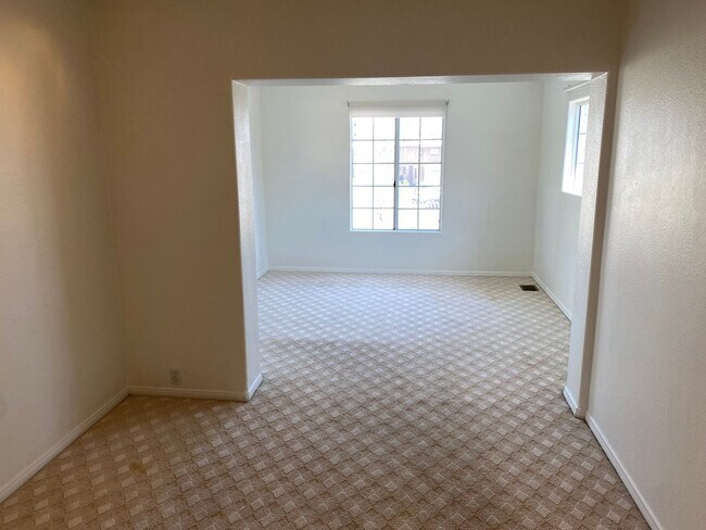 Building Photo - Las Vegas Country Club. Modernized and Upg...