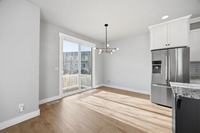 Building Photo - Stunning townhome on Sleepy Ridge