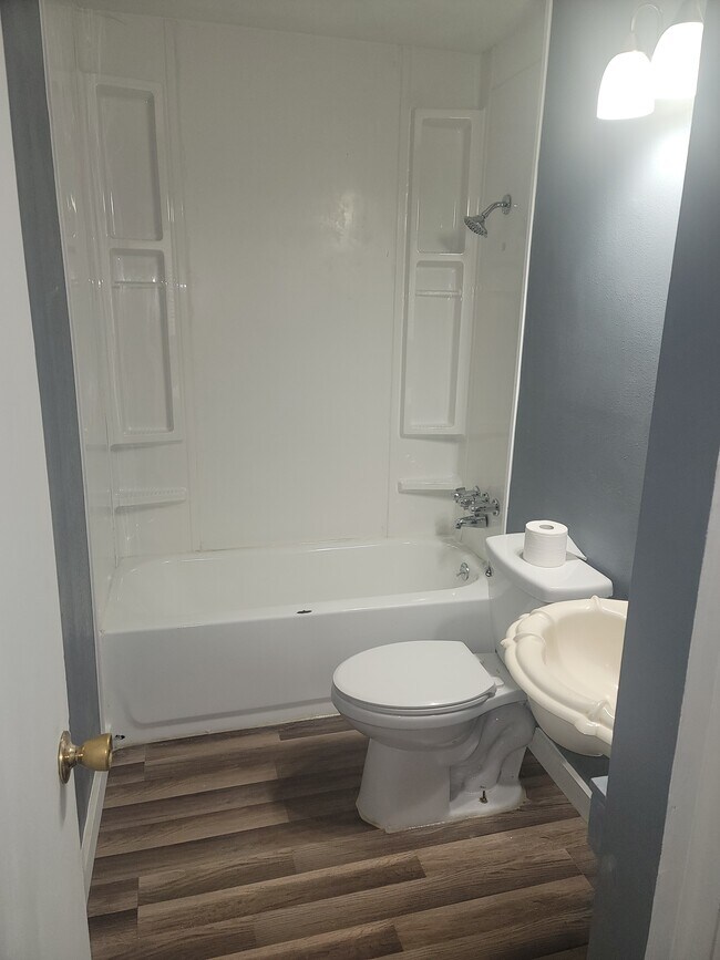 Bath - 8322 White Oak