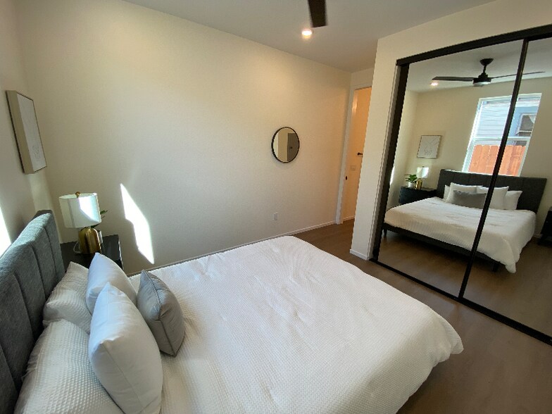 Building Photo - 3042-3044 J St