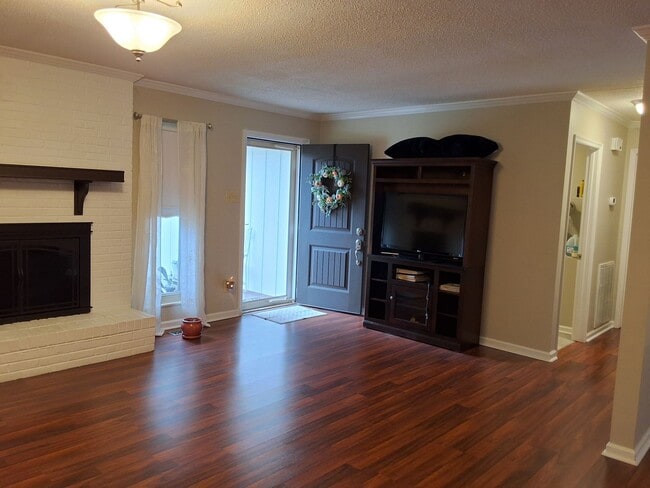 Building Photo - Lenoir City 37772- 3 bedroom, 2 bath home with a 2-car garage - Contact Sharon Arnwine (865) 313-...