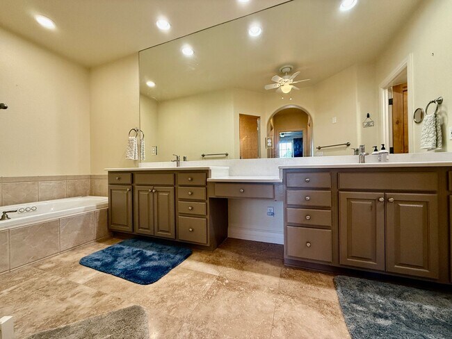 Building Photo - Gorgeous 4 Bedroom Home located in Gated Broadmoor Community