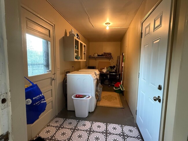 Building Photo - Spacious 4BR House in Tulsa