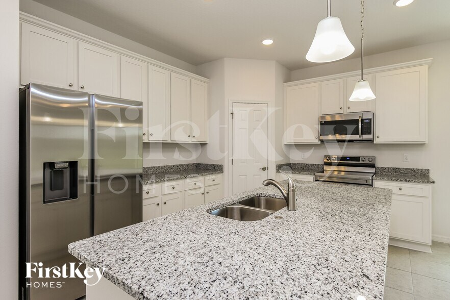 Building Photo - 1136 Spokane Pt