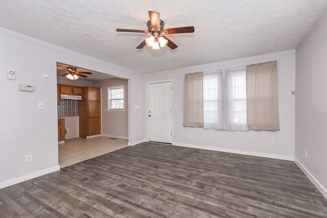 Building Photo - 2 Bedroom/1 bath Single House!