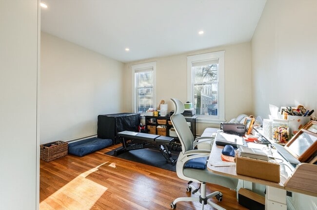 Building Photo - 874 E 2nd St