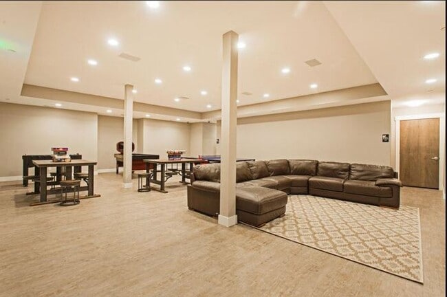 Building Photo - 972 S High Ridge Dr