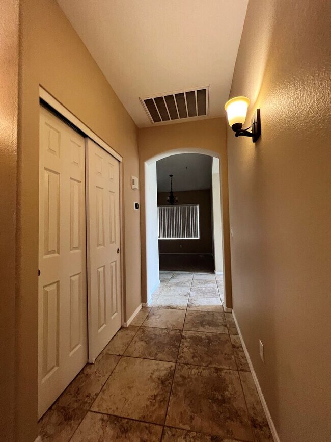 Building Photo - 4 BEDROOM WITH POOL
