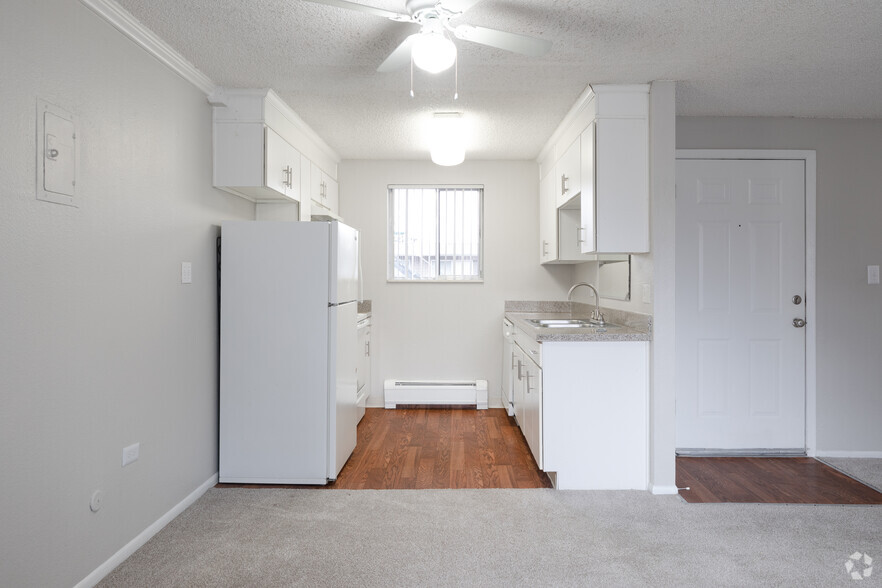 2BR, 1BA - 755SF - Carlisle on the Park Apartments