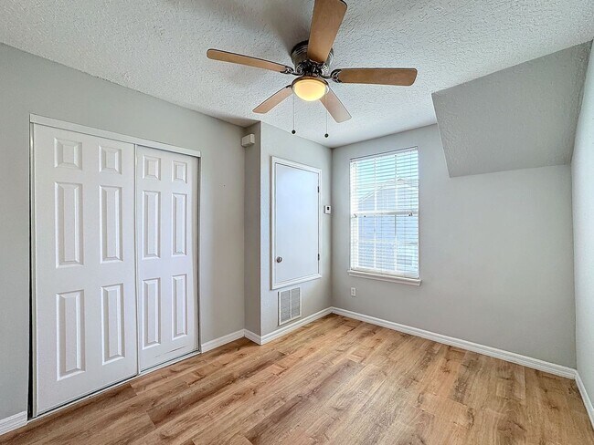 Building Photo - Stunning 5-Bedroom Home in North Village o...