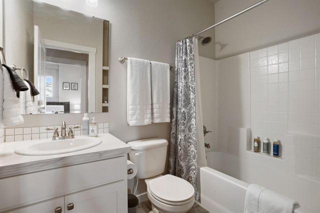 Building Photo - 4 bedroom in Meridian CA 83642