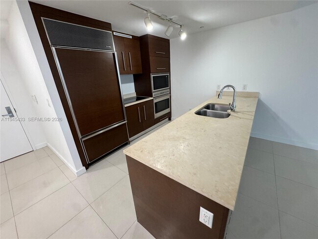 Building Photo - 475 Brickell Ave