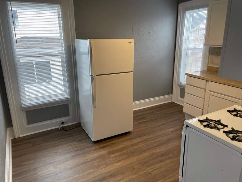 Building Photo - 210 S Woodlawn Ave