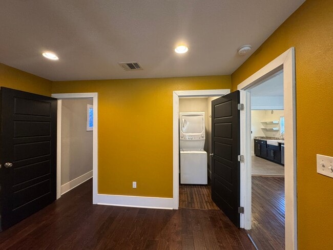 Building Photo - Renovated 1915 Craftsman Cottage Near Southtown & King William