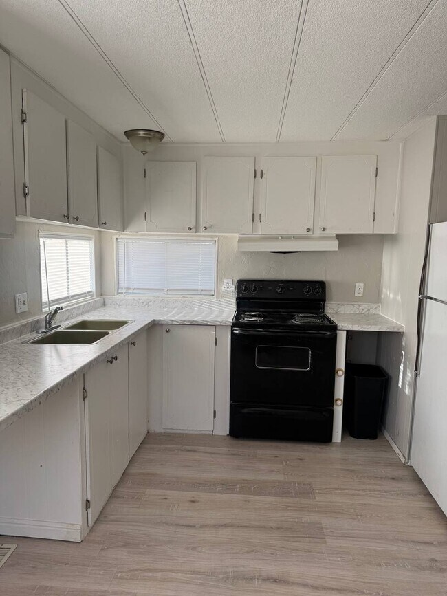 Building Photo - SALINA RENTALS - TRLR #3